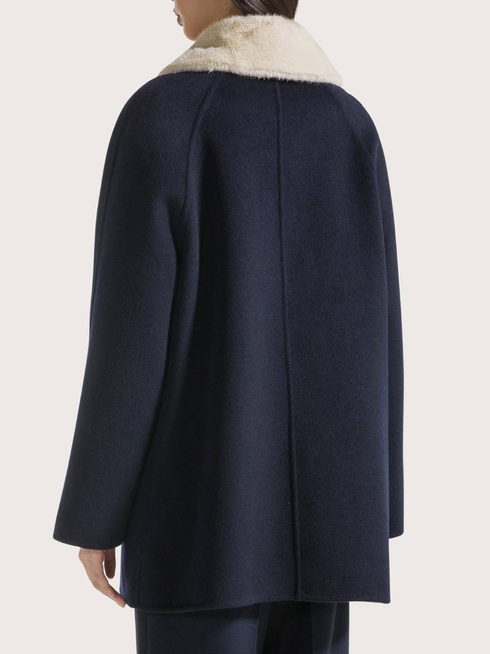 19.70 Cappotto corto doppiopetto blu navy con collo in ecopelliccia crema 