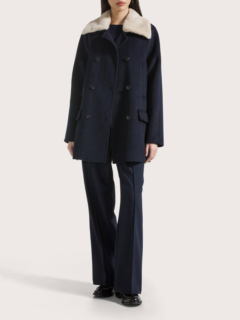 19.70 Cappotto corto doppiopetto blu navy con collo in ecopelliccia crema 