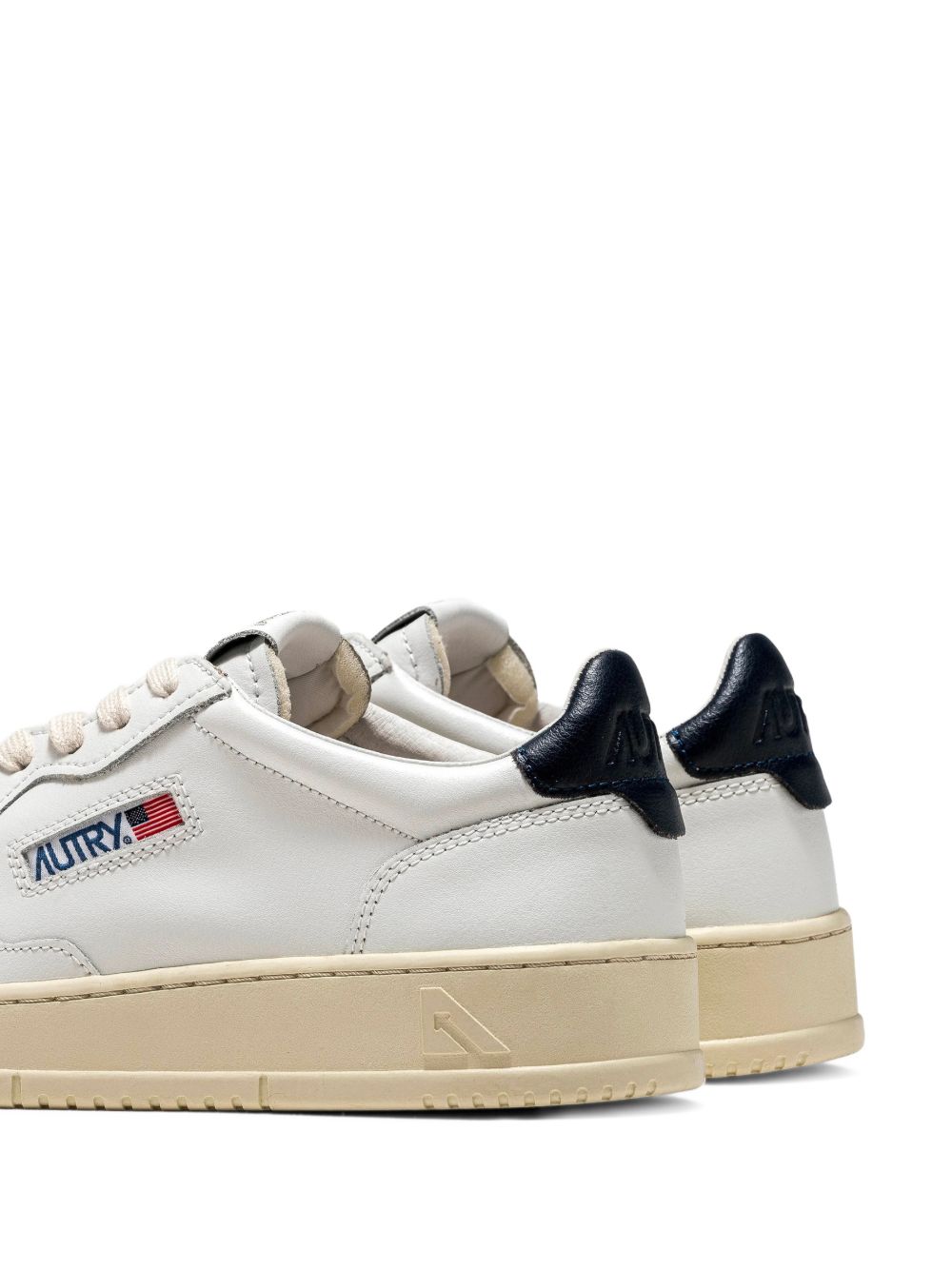 AUTRY Medalist sneaker in pelle bianca con dettaglio blu 