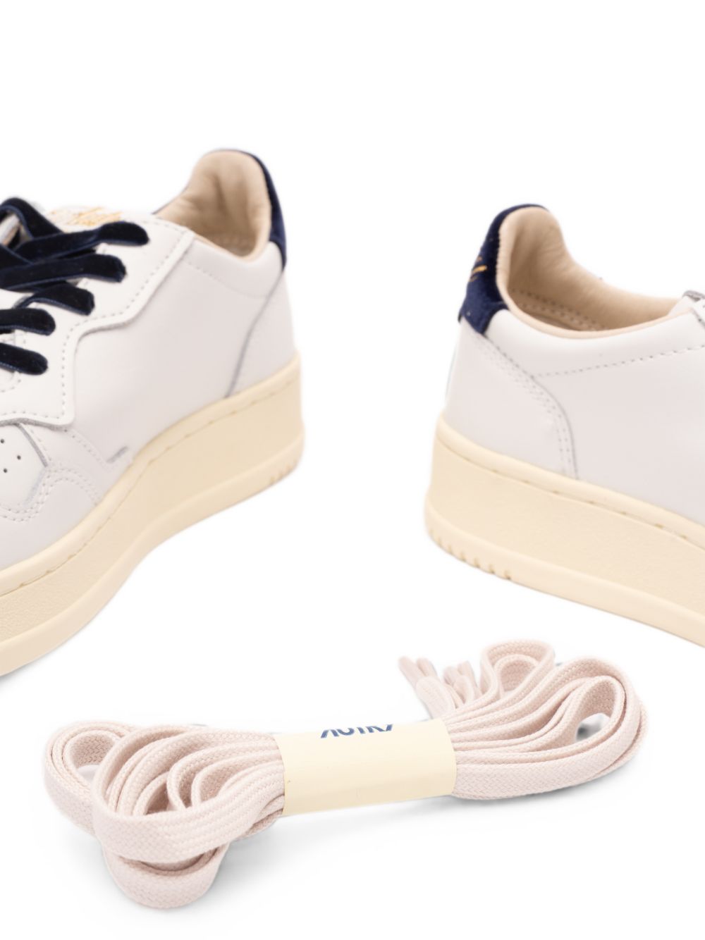 AUTRY Medalist sneaker bianca con talloncino blu e logo dorato 
