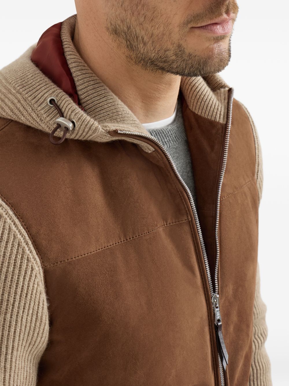 BRUNELLO CUCINELLI Giubbotto in suede con maniche e cappuccio in lana marrone e beige 