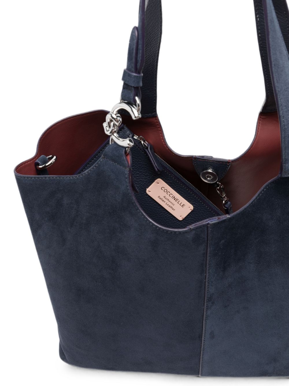 COCCINELLE Borsa a sacco in suede blu con fibbia logo argentata 
