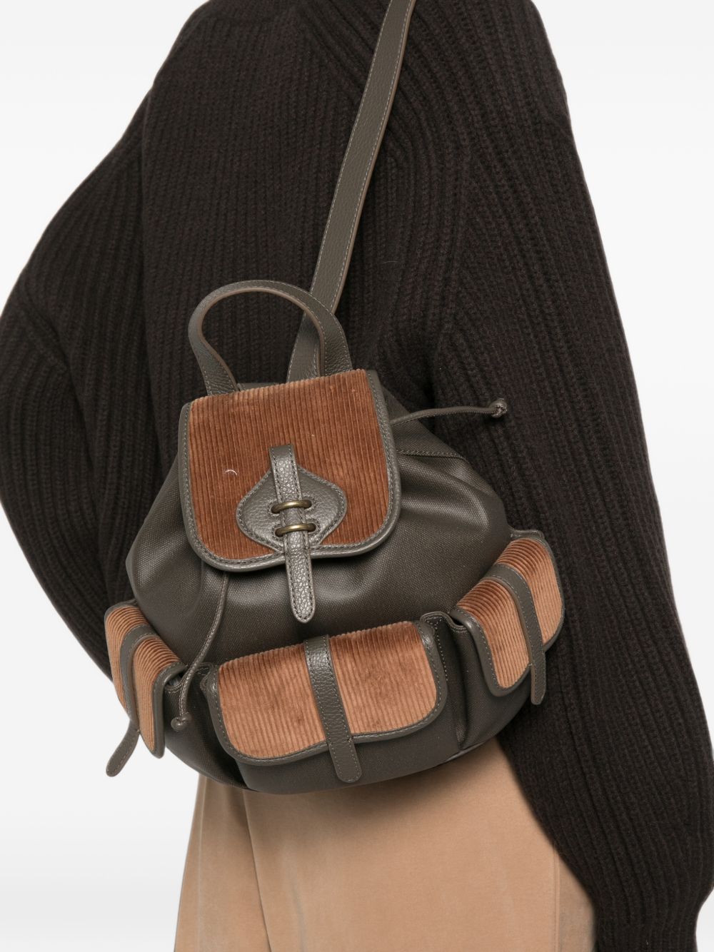 COCCINELLE Zaino in pelle con dettagli in velluto a coste e tasche esterne 