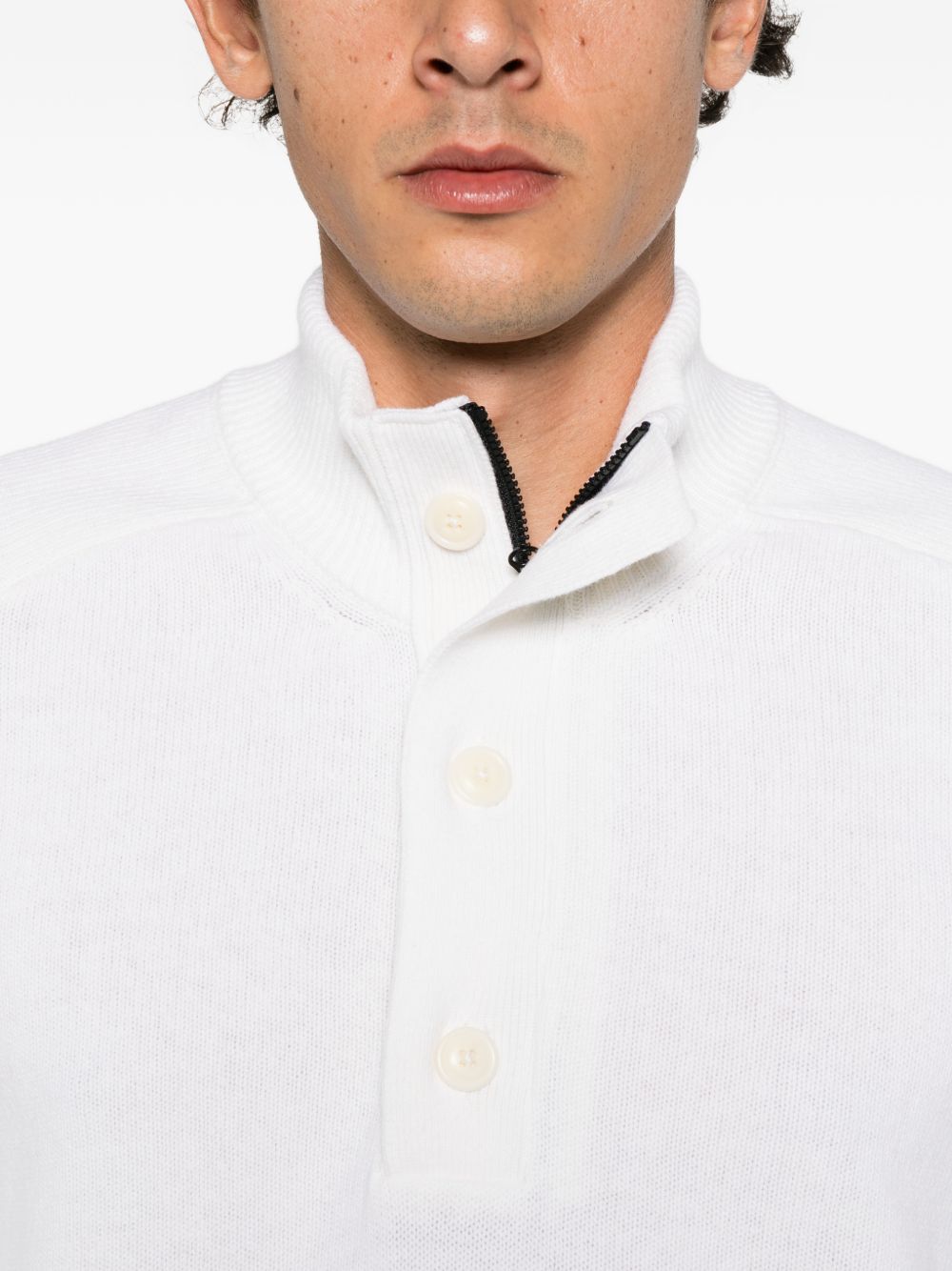 CP COMPANY Maglia bianca a collo alto con patch logo 