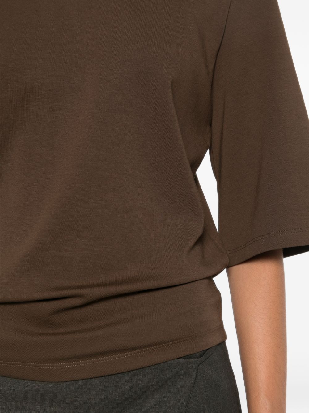 ELEH Maglia marrone drappeggiata a maniche corte 