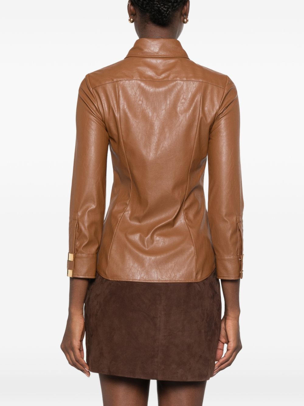 ELISABETTA FRANCHI Camicia marrone effetto pelle con logo gioiello 