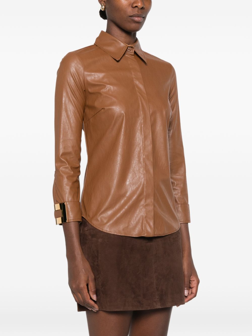 ELISABETTA FRANCHI Camicia marrone effetto pelle con logo gioiello 