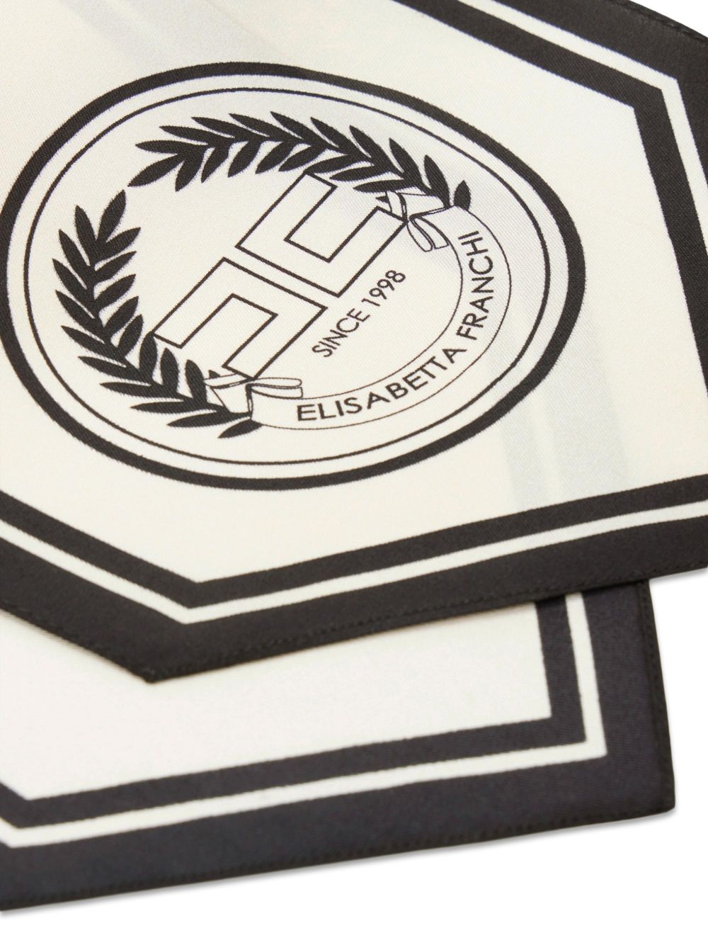 ELISABETTA FRANCHI Foulard in seta bianco e nero con stemma grafico 
