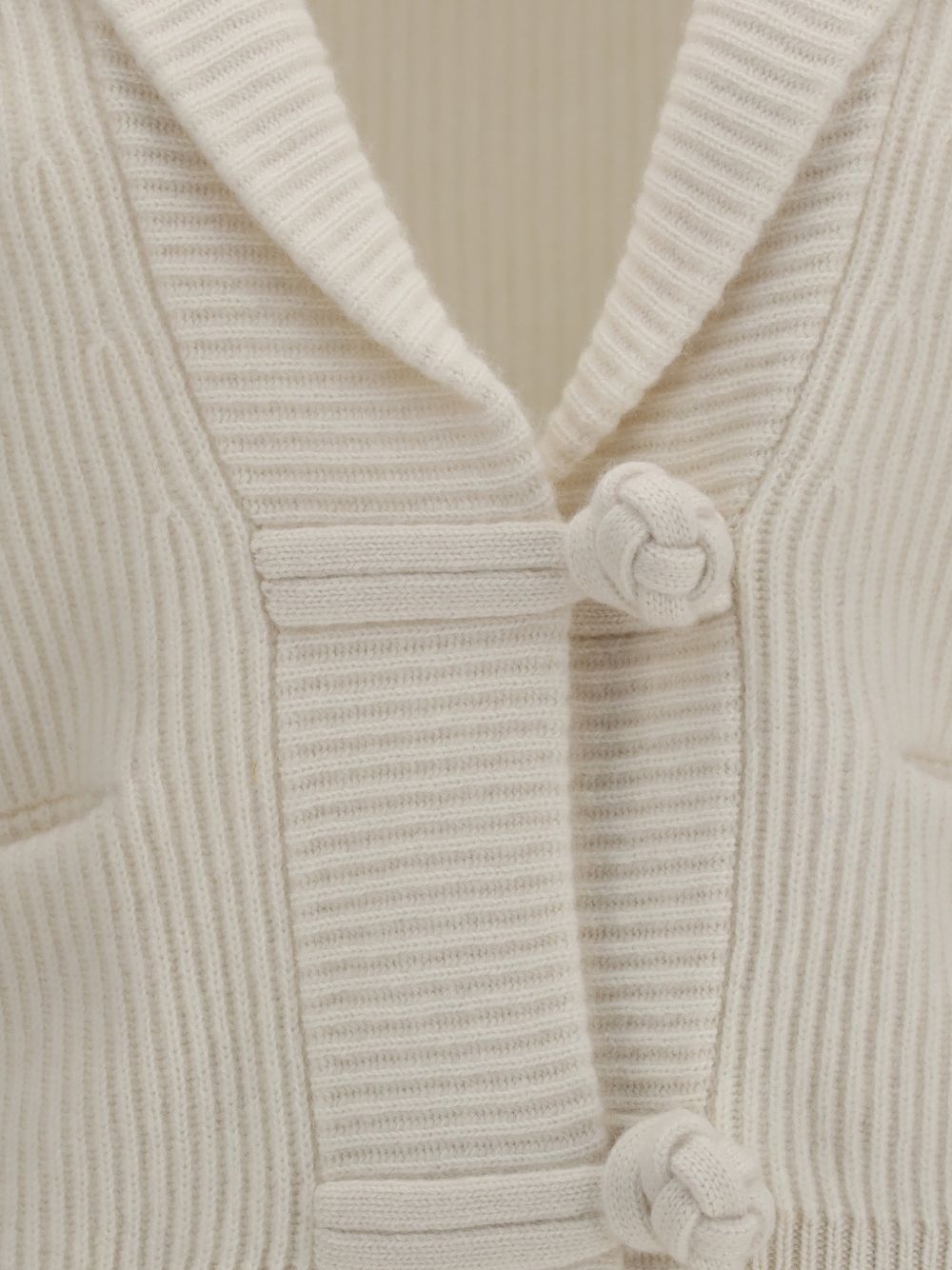 FORTE FORTE Cardigan bianco in morbida lana con scollo a V e collo morbido 