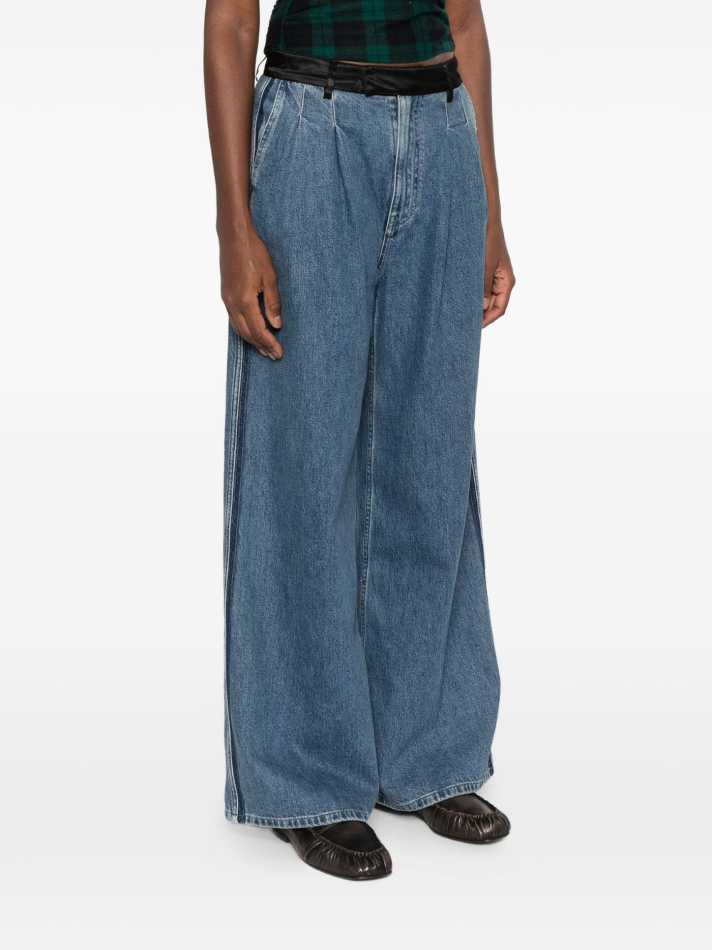 FORTE FORTE Jeans wide leg a vita alta con dettagli in raso nero 