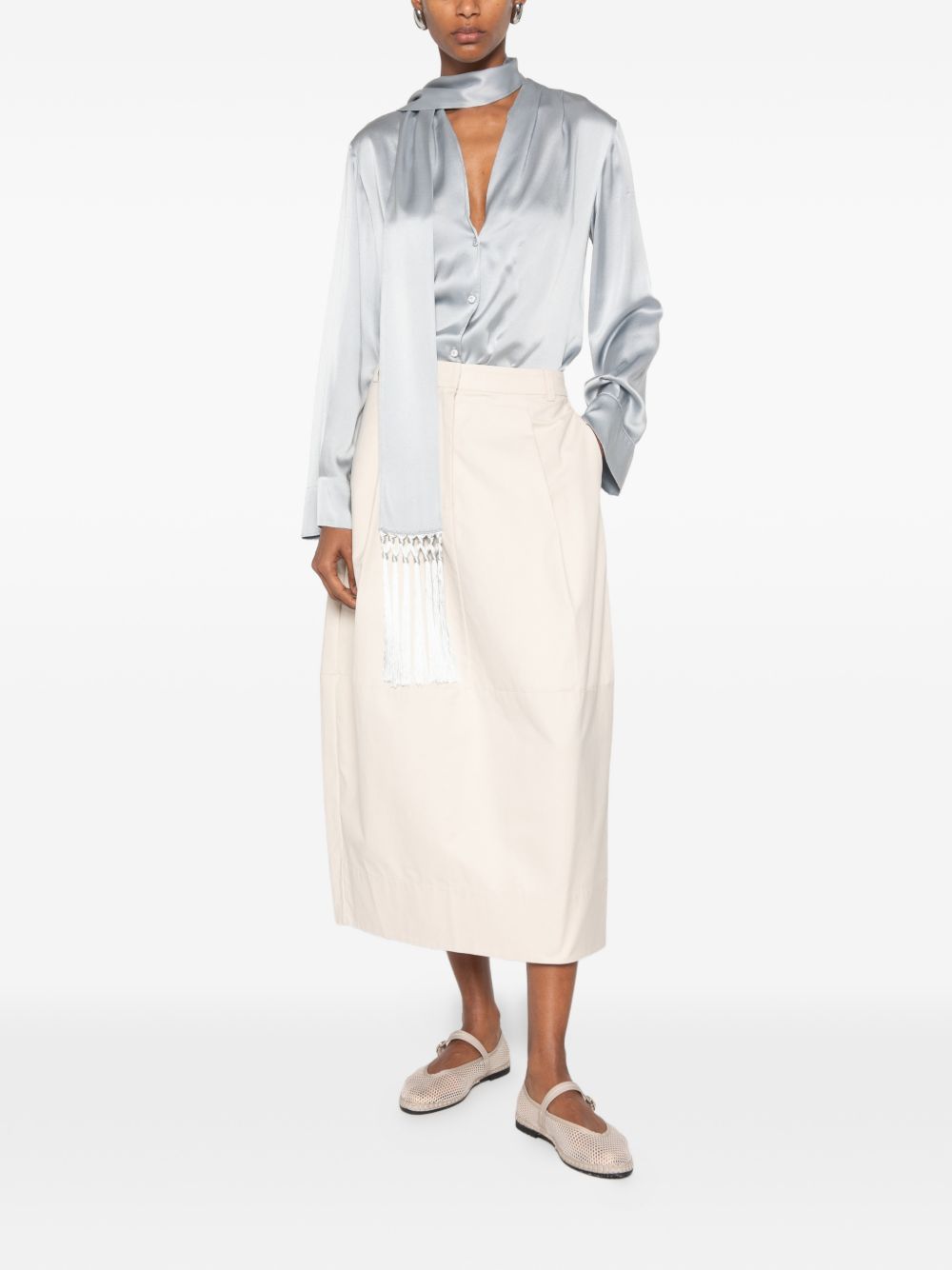 FORTE FORTE Blusa grigio perla in seta con foulard con frange 