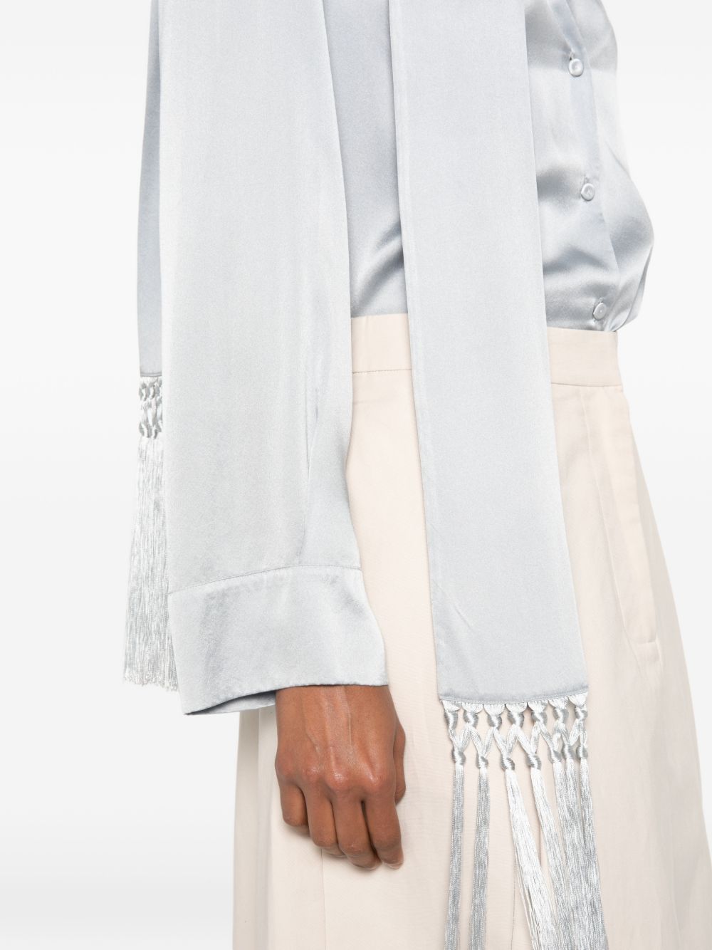 FORTE FORTE Blusa grigio perla in seta con foulard con frange 
