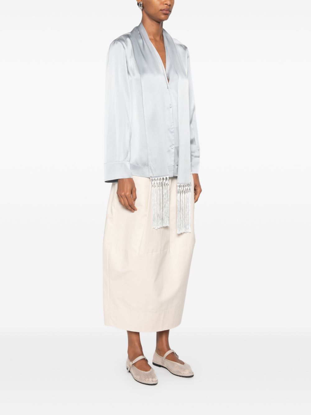 FORTE FORTE Blusa grigio perla in seta con foulard con frange 