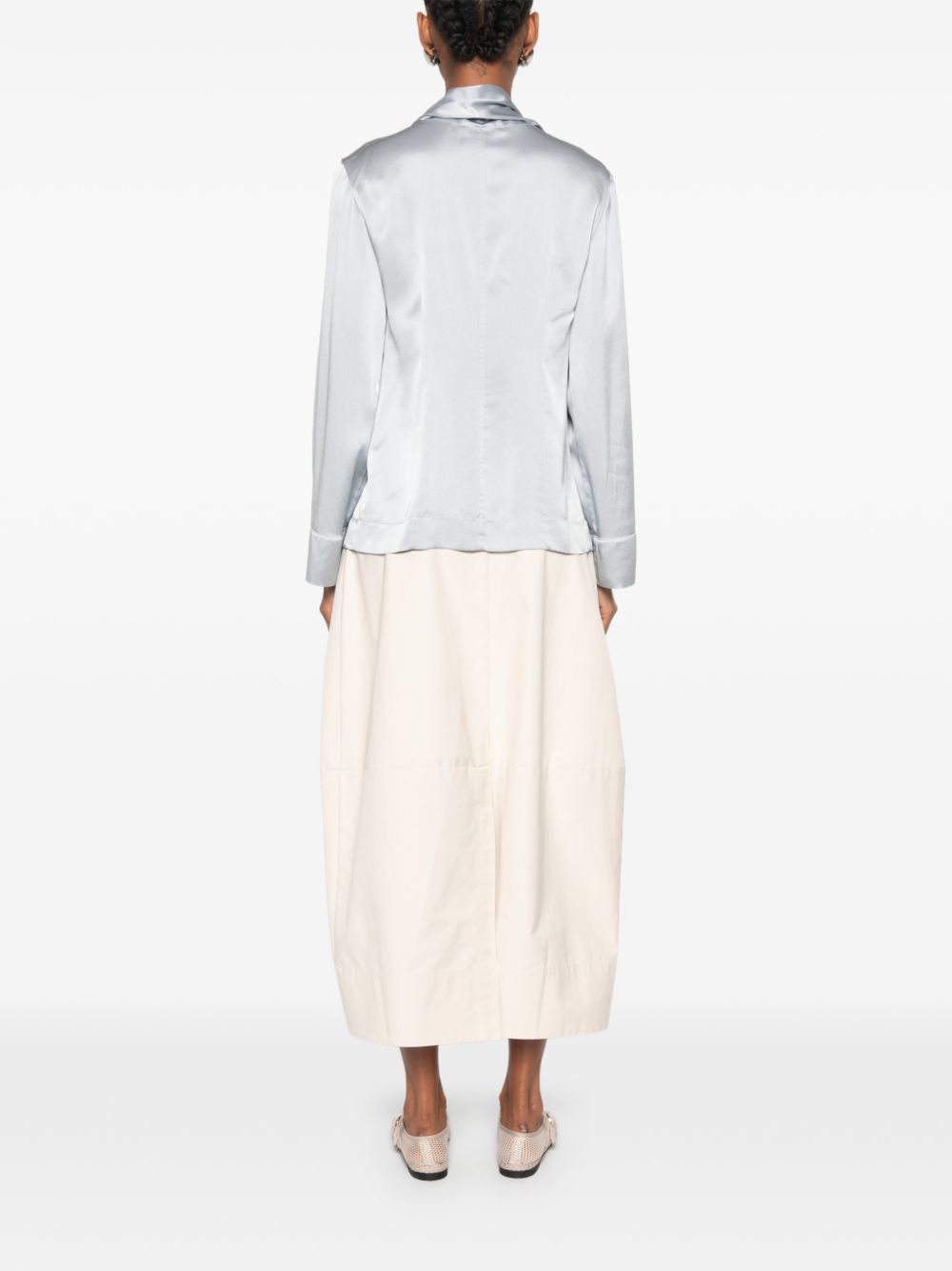 FORTE FORTE Blusa grigio perla in seta con foulard con frange 