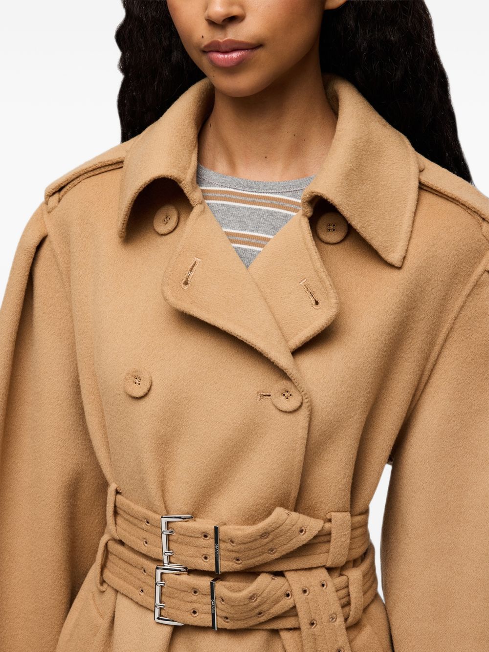 GANNI Cappotto doppiopetto in lana color cammello con maniche a palloncino, spalline e doppia cintura in vita 