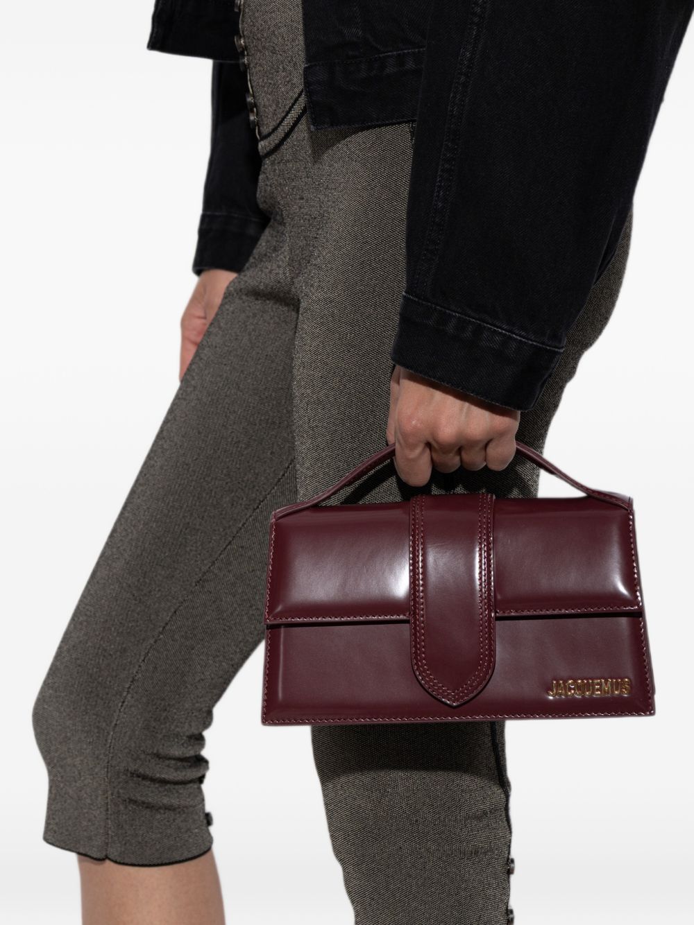 JACQUEMUS Borsa Le Grand Bambino bordeaux in pelle lucida con logo dorato 