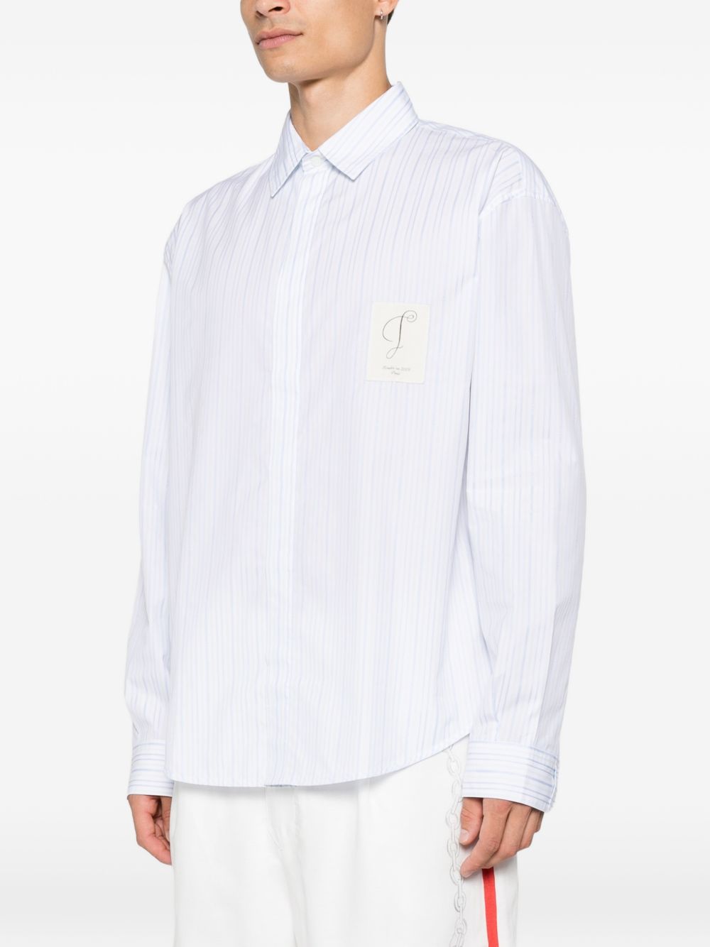 JACQUEMUS Camicia a righe sottili blu con taschino e logo ricamato bianca 