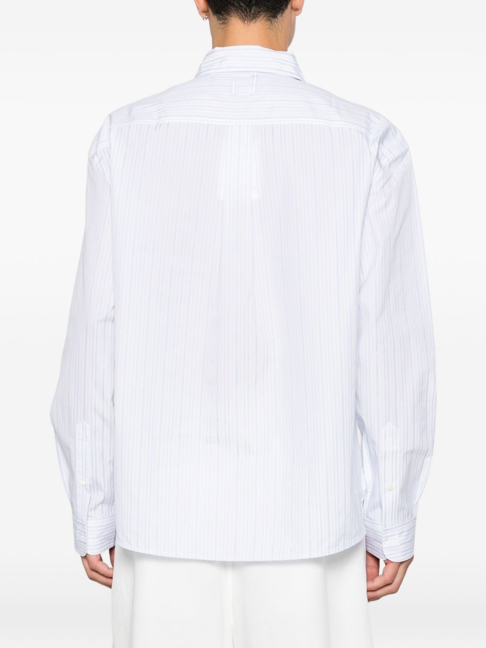 JACQUEMUS Camicia a righe sottili blu con taschino e logo ricamato bianca 