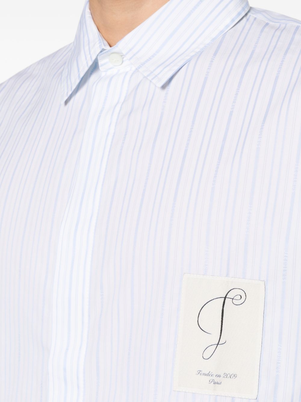JACQUEMUS Camicia a righe sottili blu con taschino e logo ricamato bianca 