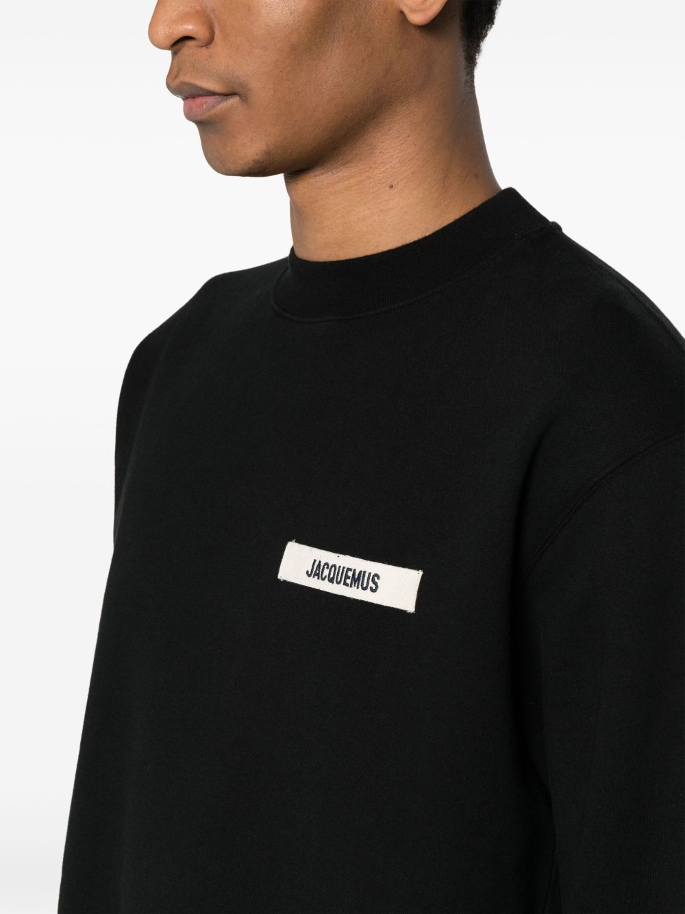 JACQUEMUS Felpa nera in cotone con patch logo sul petto 