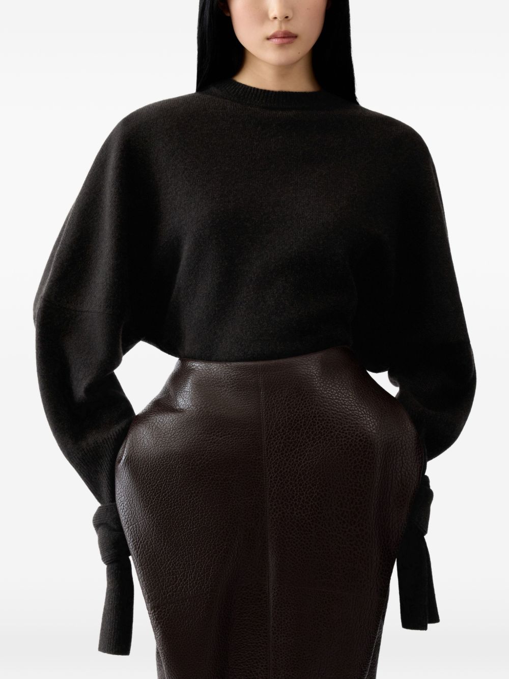 JACQUEMUS Maglione girocollo Fiocco in lana merino con nodi sul polsi 