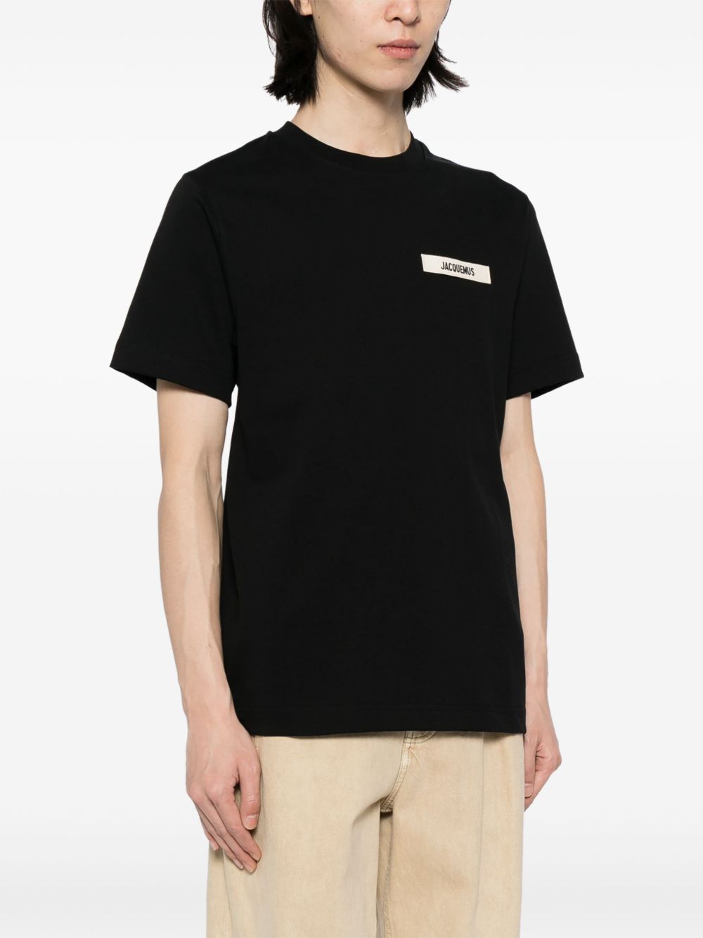 JACQUEMUS T-shirt nera in cotone con patch logo sul petto 