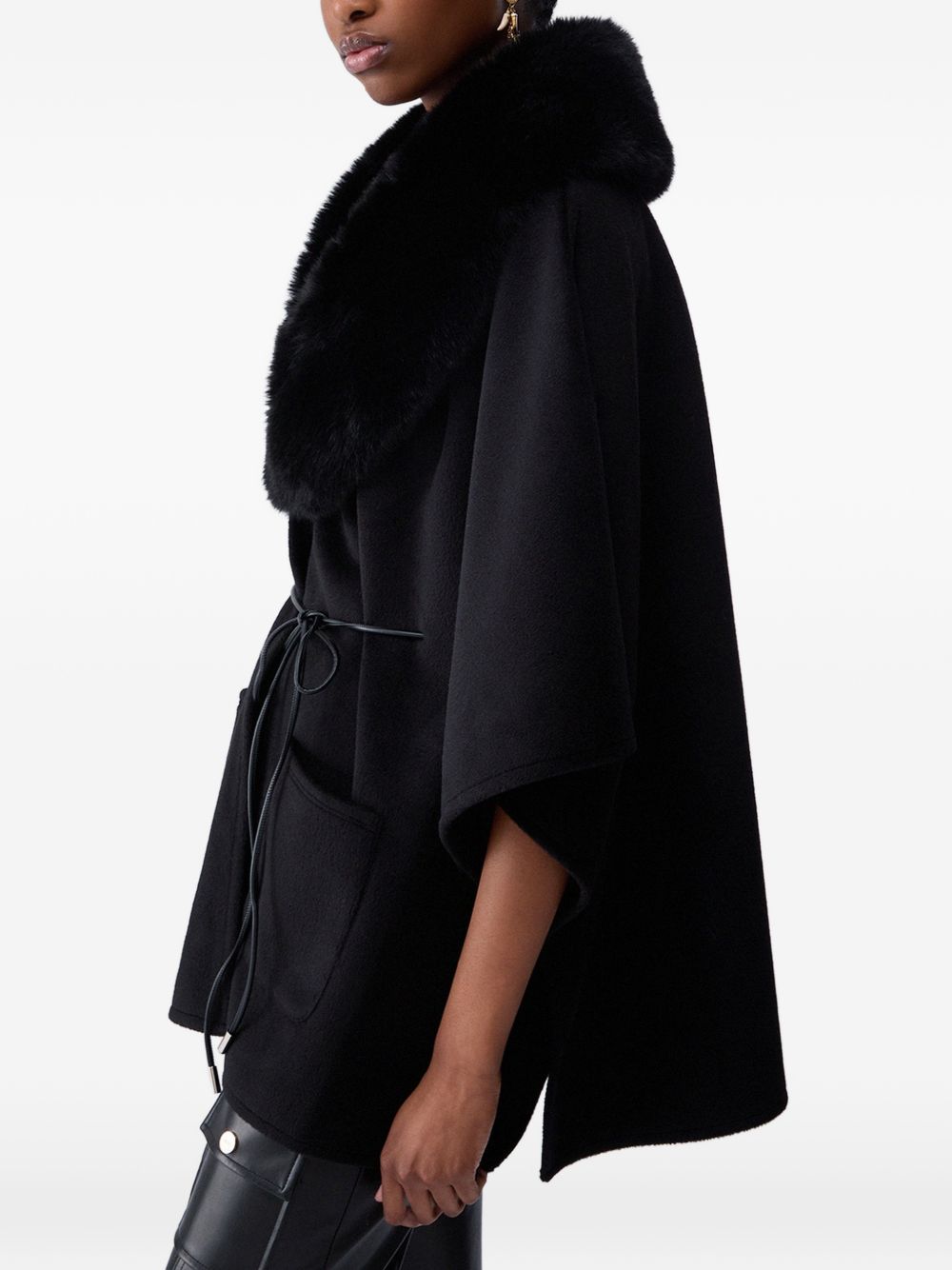 LIUJO Cappotto mantella nero con ecopellicca sul collo 