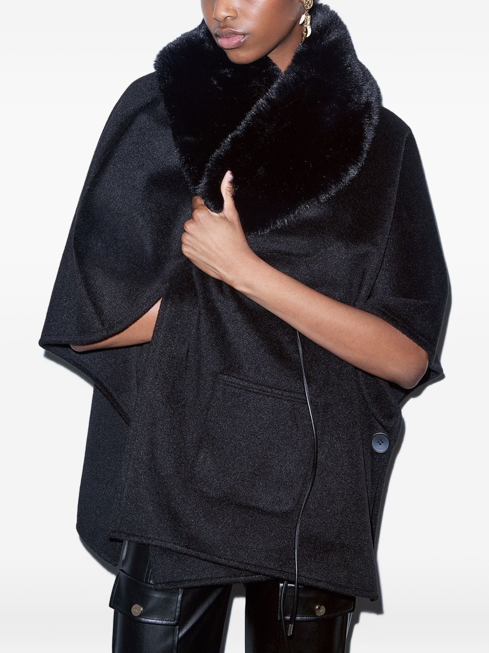 LIUJO Cappotto mantella nero con ecopellicca sul collo 