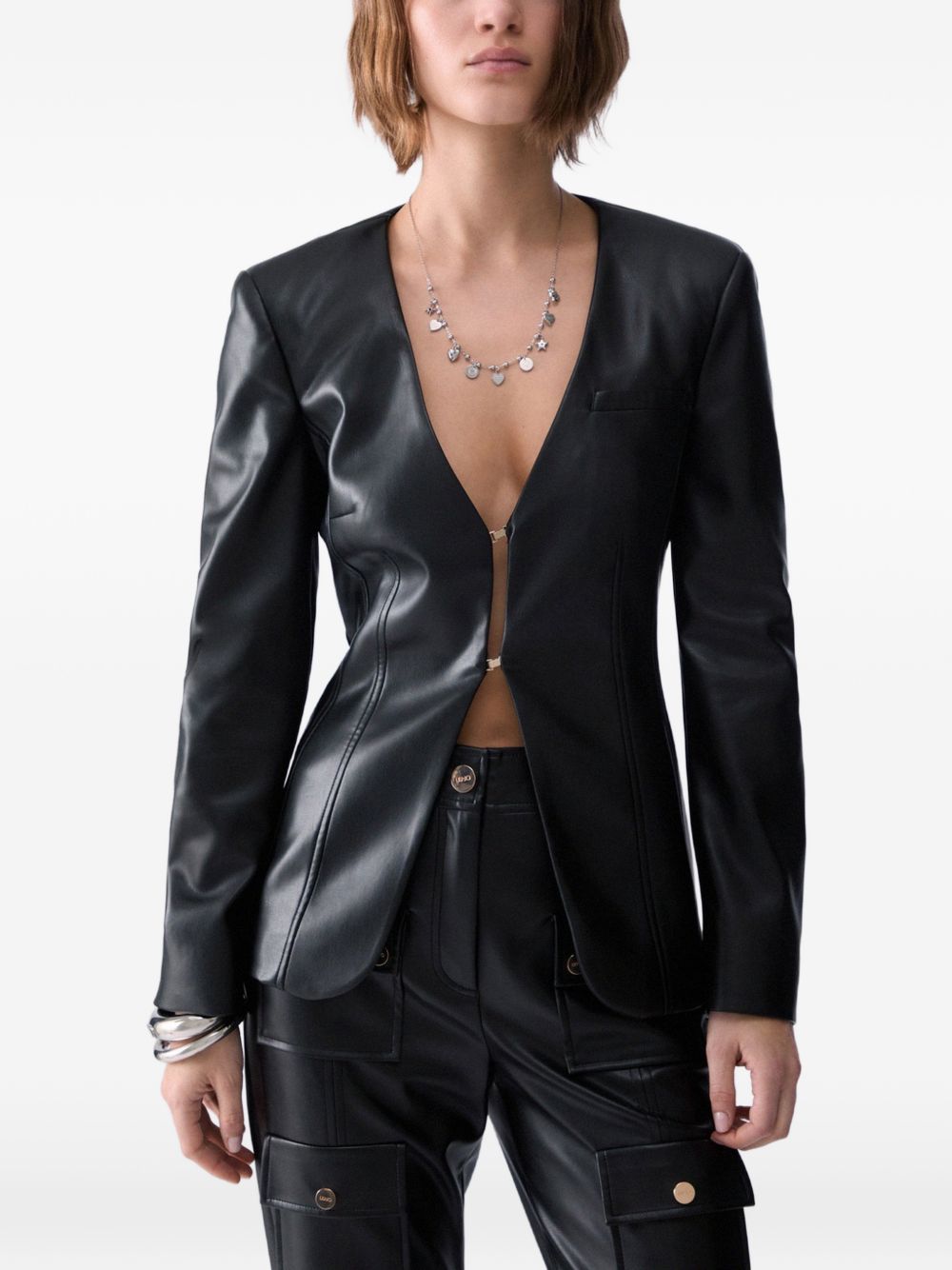 LIUJO Giacca slim fit in ecopelle con scollo a V 