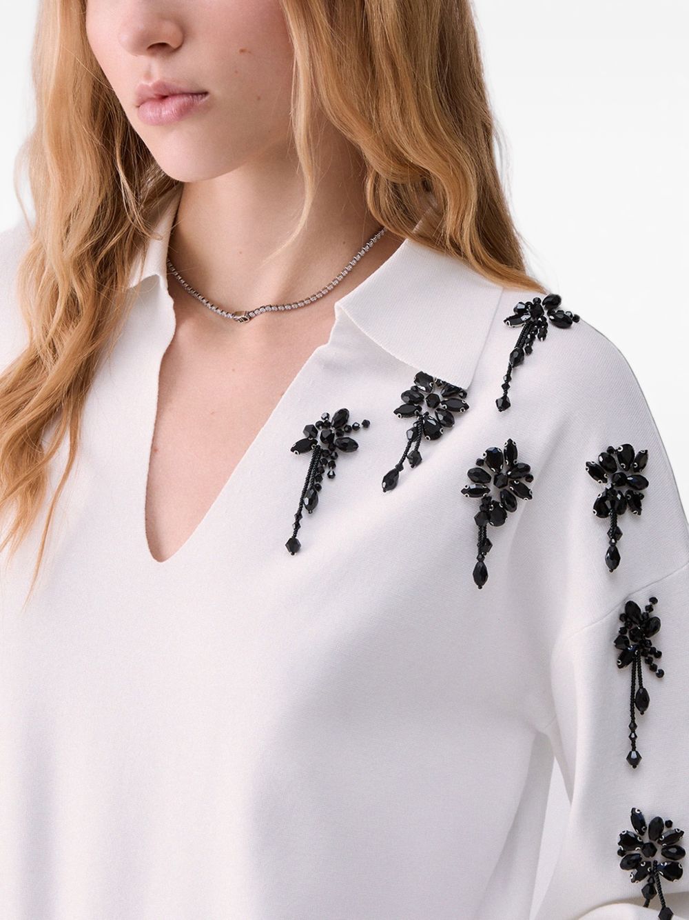 LIUJO Maglia bianca con scollo a V e strass neri 