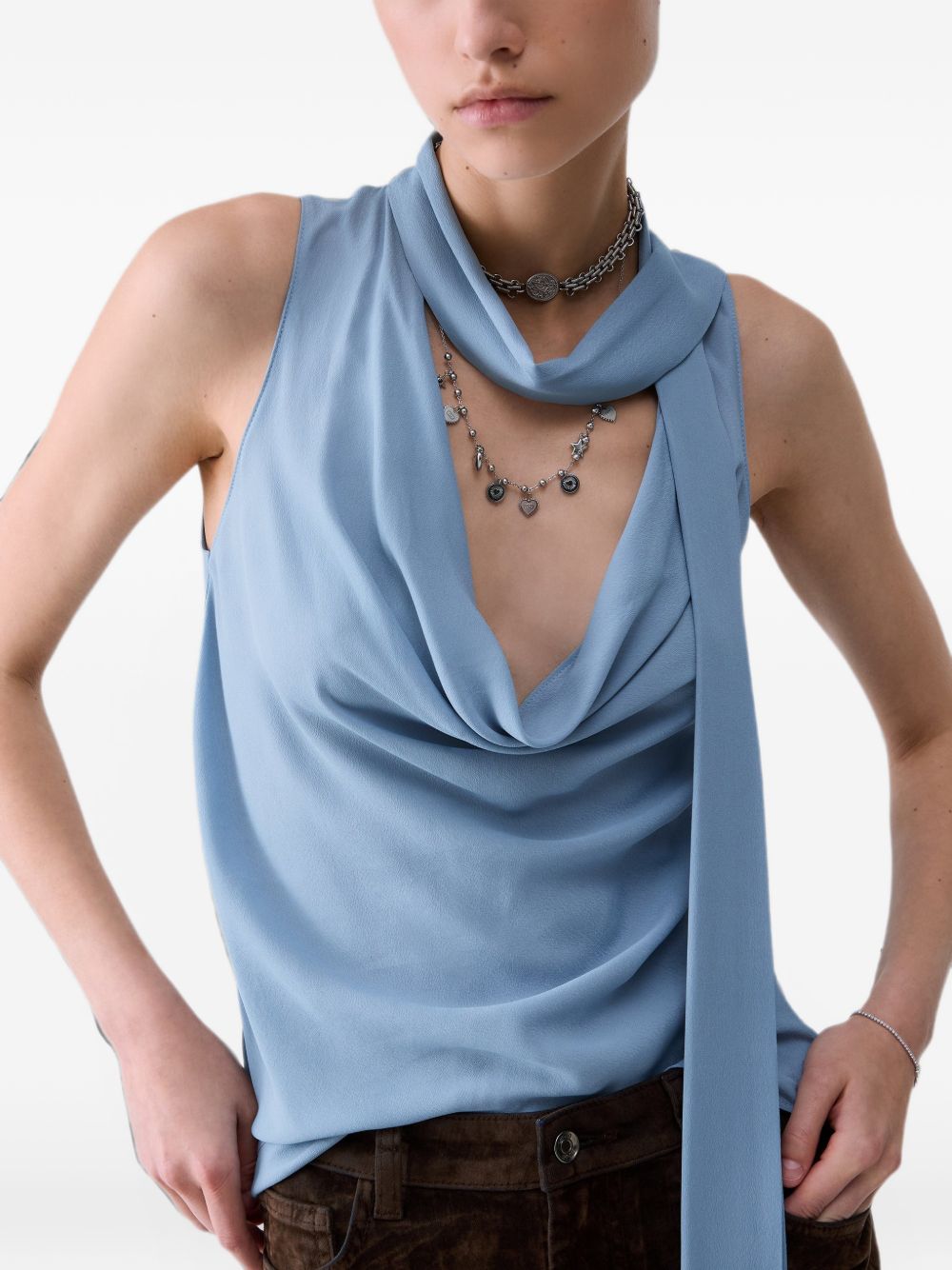 LIUJO Top azzurro senza maniche con collo lavallière e frange 