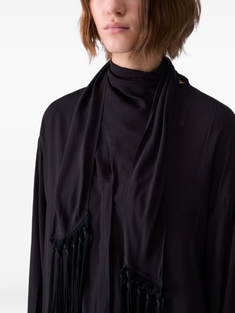 LIUJO Camicia nera con collo lavallière e frange 
