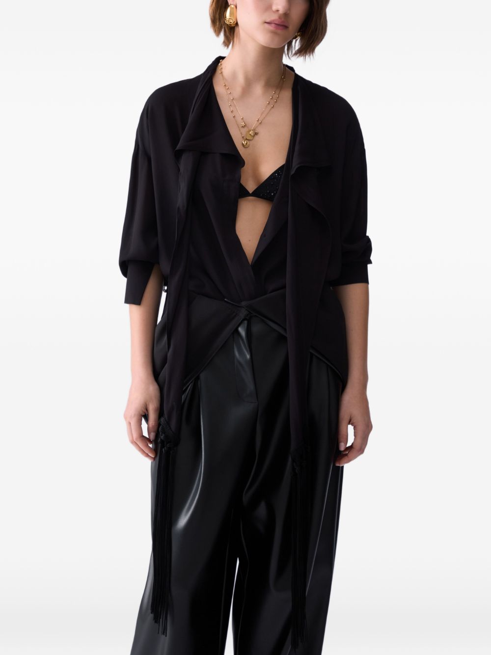 LIUJO Camicia nera con collo lavallière e frange 