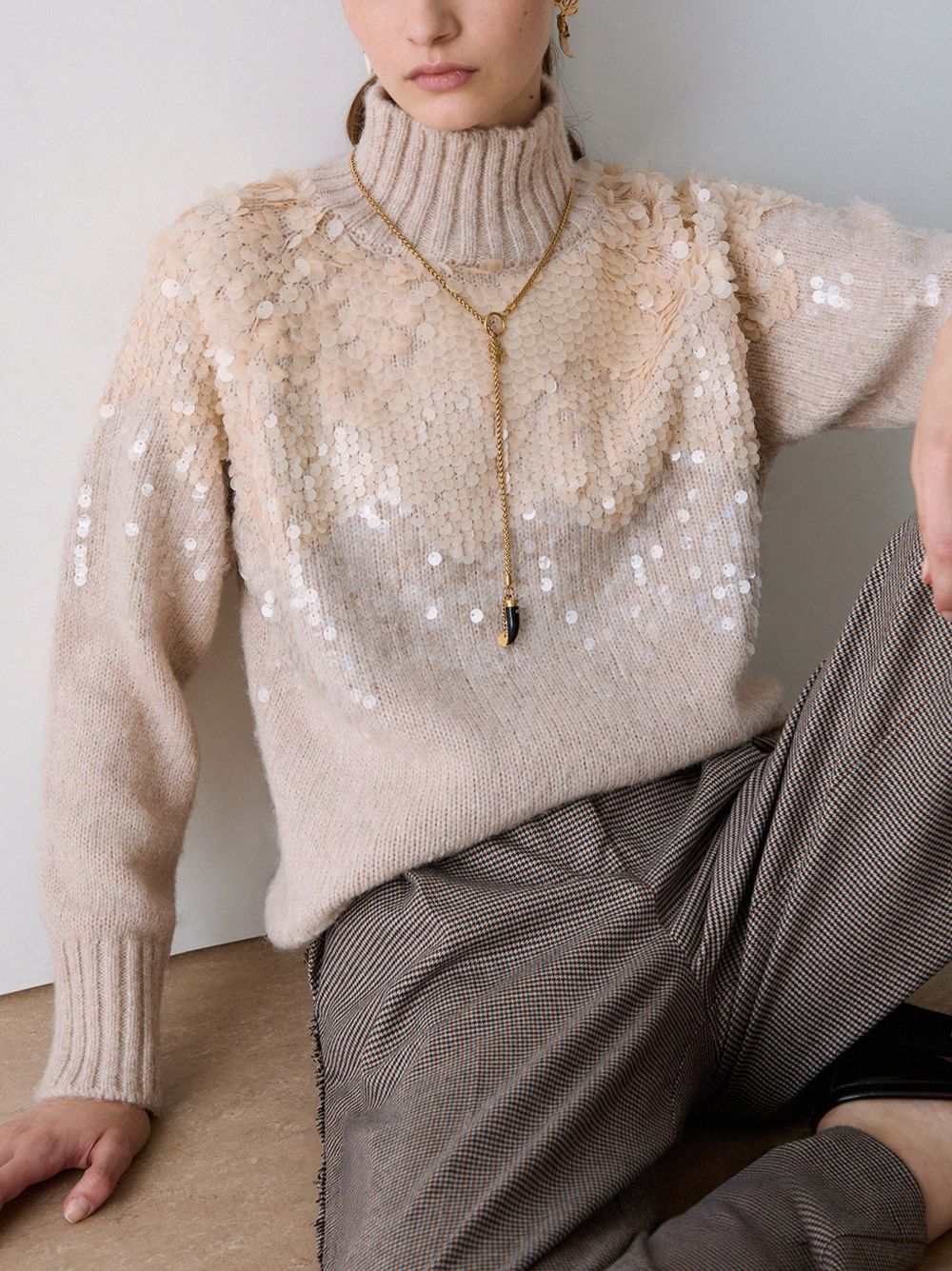 LIUJO Maglia a collo alto in misto lana rosa con strass argentati 