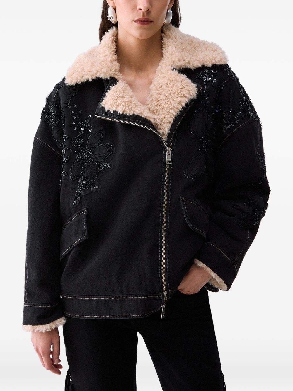 LIUJO Giubbotto nero con colletto in fur e ricami floreali con strass 