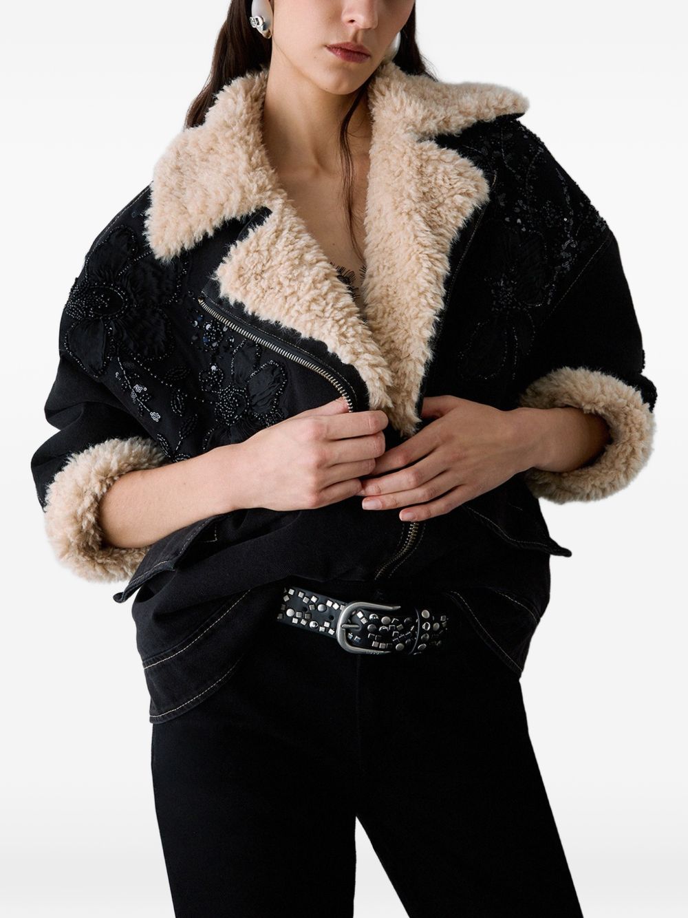 LIUJO Giubbotto nero con colletto in fur e ricami floreali con strass 