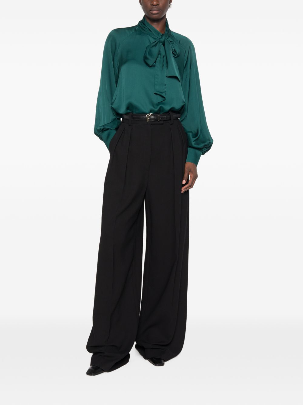LIUJO Camicia verde smeraldo satinata lucida con collo lavallière 