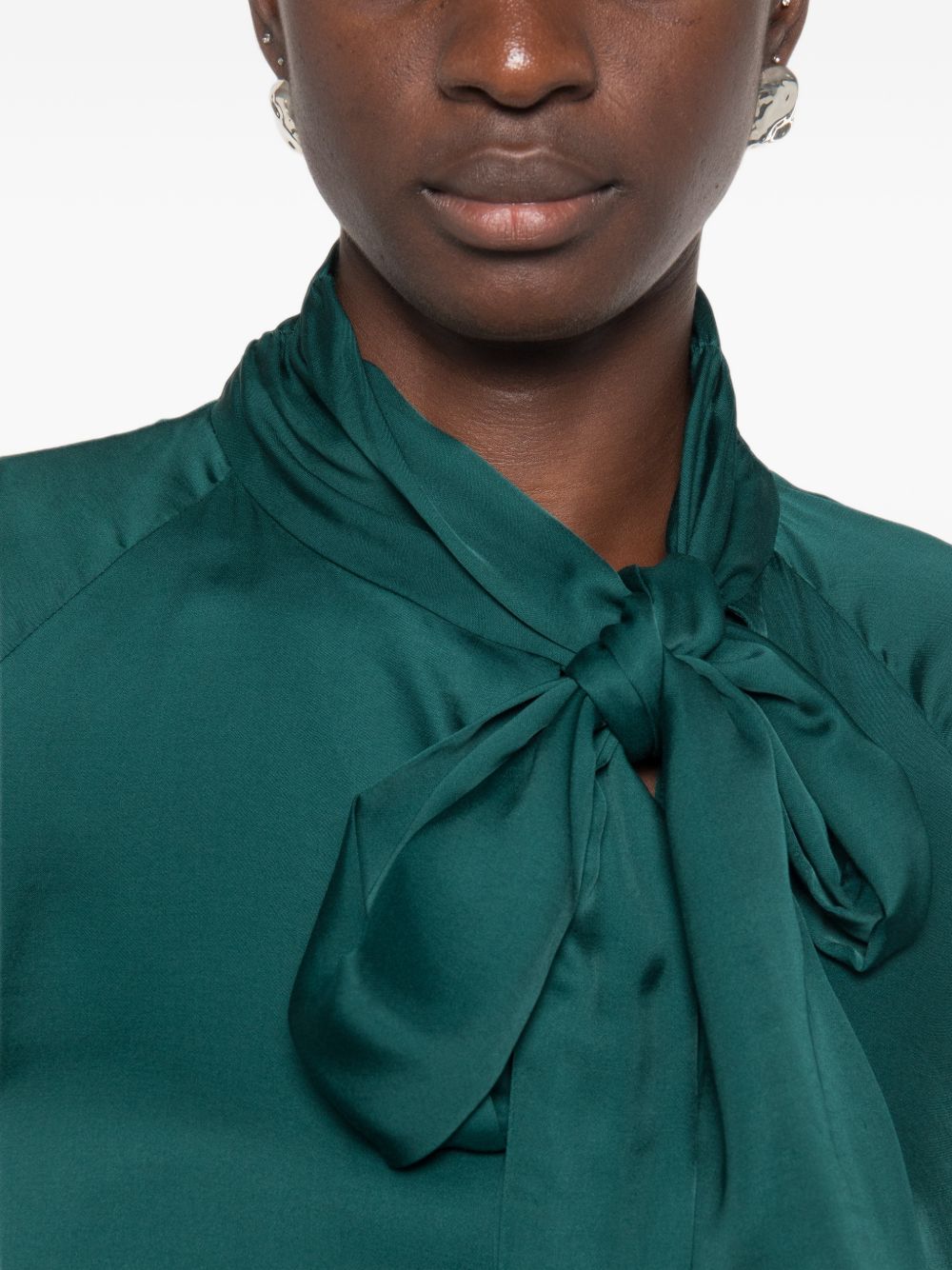 LIUJO Camicia verde smeraldo satinata lucida con collo lavallière 
