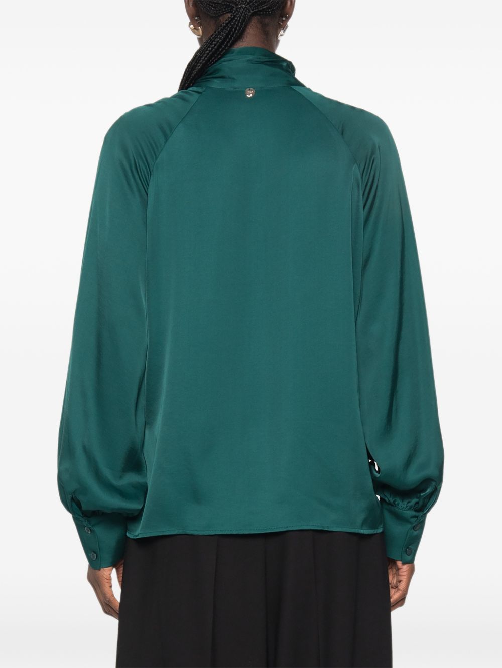 LIUJO Camicia verde smeraldo satinata lucida con collo lavallière 