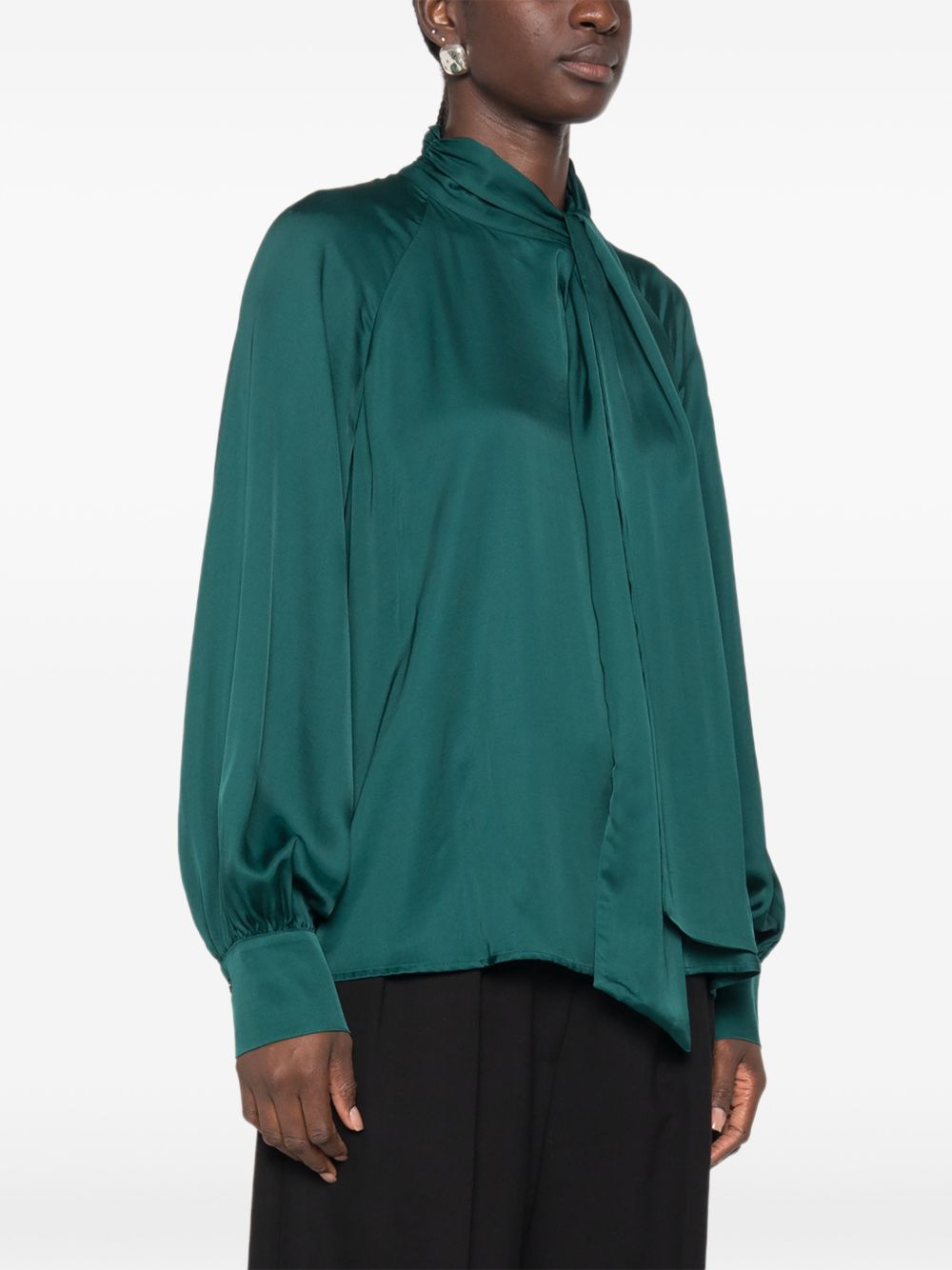 LIUJO Camicia verde smeraldo satinata lucida con collo lavallière 