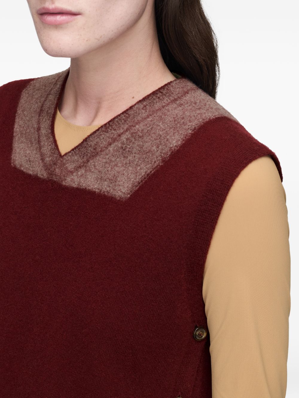 MAISON MARGIELA Gilet in lana rosso bordeaux con bottoni laterali 