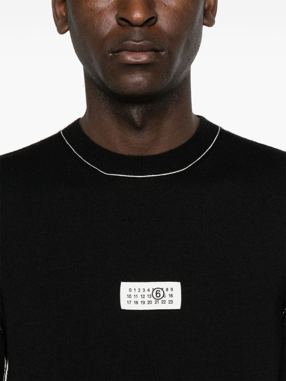 MM6 MAISON MARGIELA Maglia girocollo in lana con bordi bianchi e patch 
