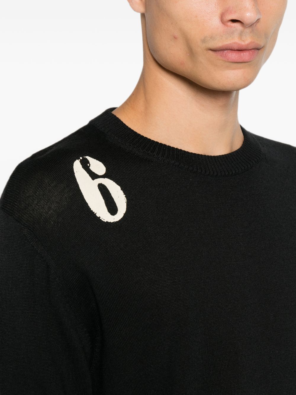 MM6 MAISON MARGIELA Maglia girocollo nera in lana leggera con numero 6 stampato 
