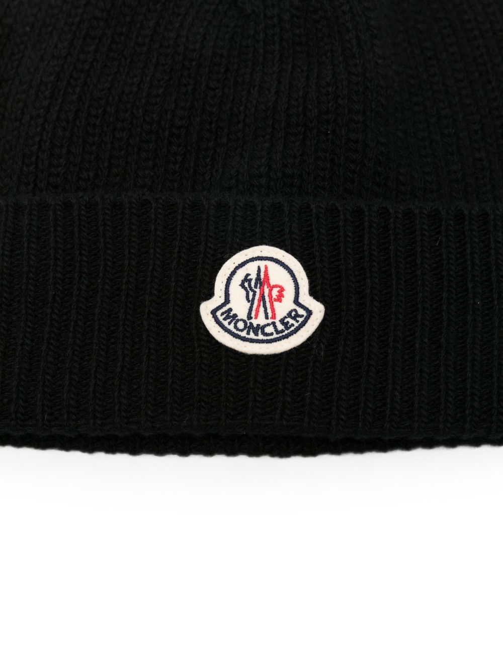 MONCLER Berretto nero in lana a coste con logo 