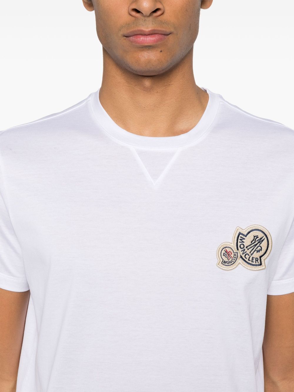 MONCLER T-shirt bianca in cotone con logo ricamato 