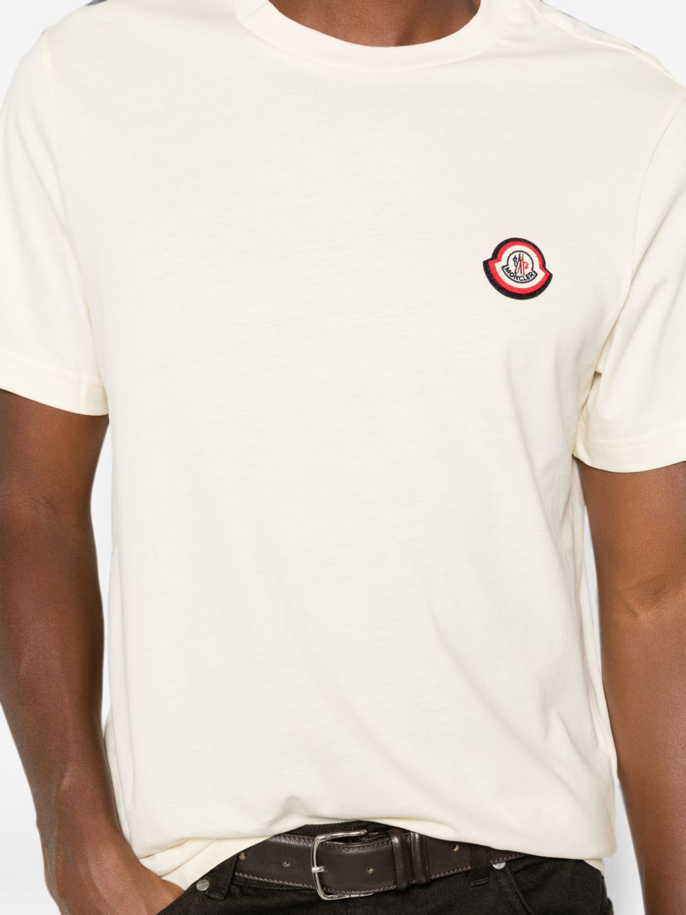 MONCLER T-shirt bianca a maniche corte con logo sul petto 