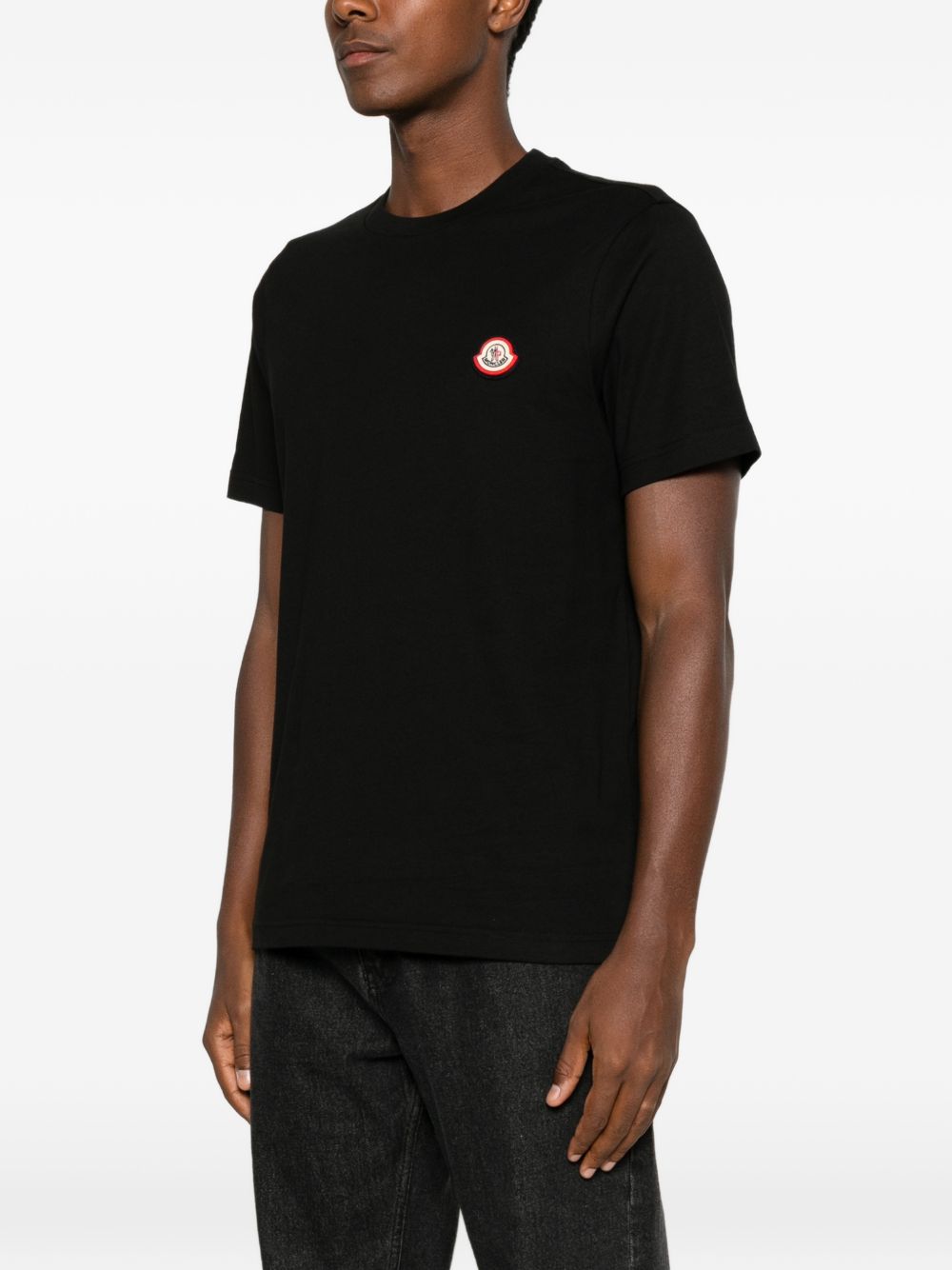 MONCLER T-shirt nera a maniche corte con logo sul petto 