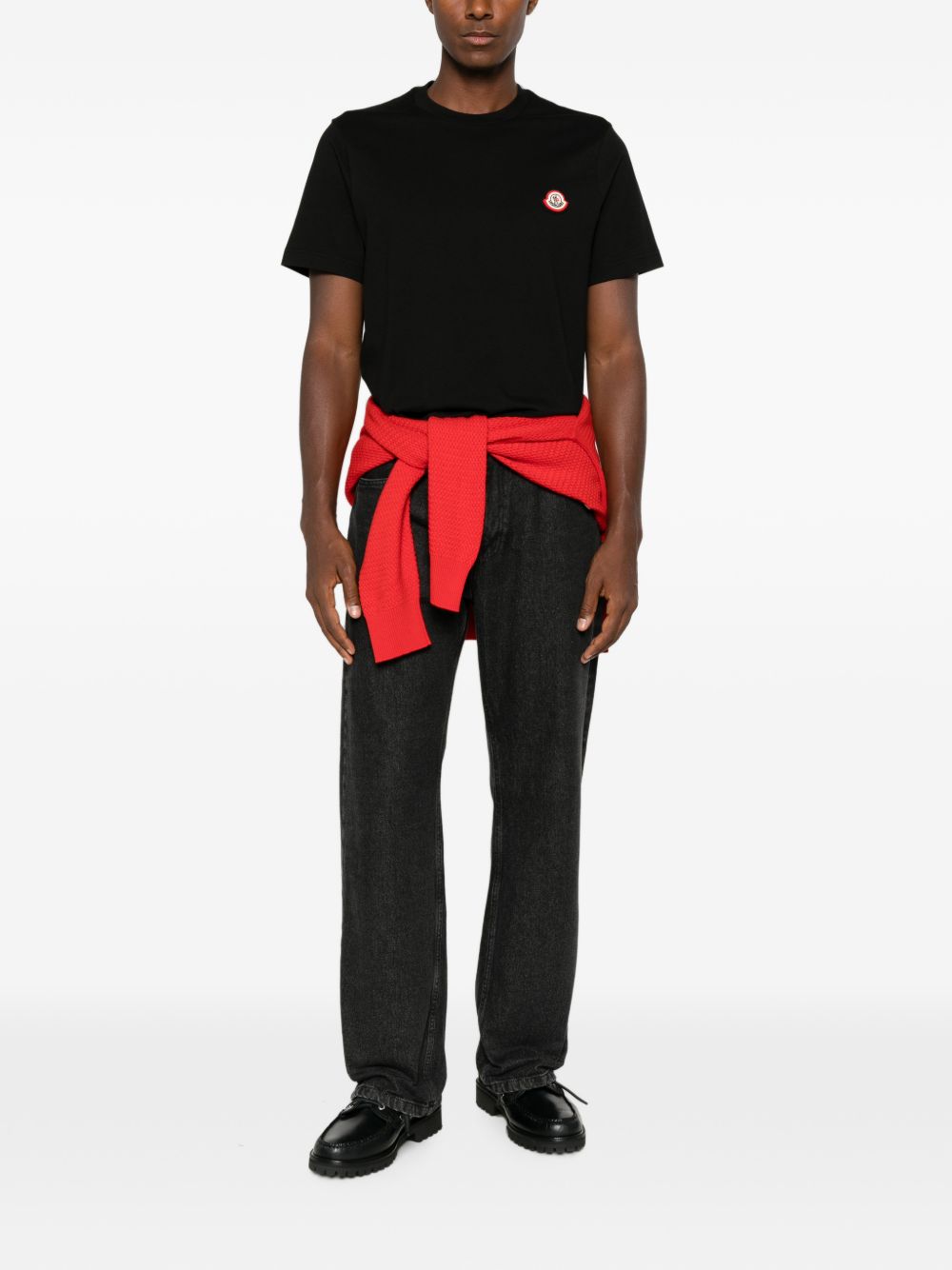 MONCLER T-shirt nera a maniche corte con logo sul petto 