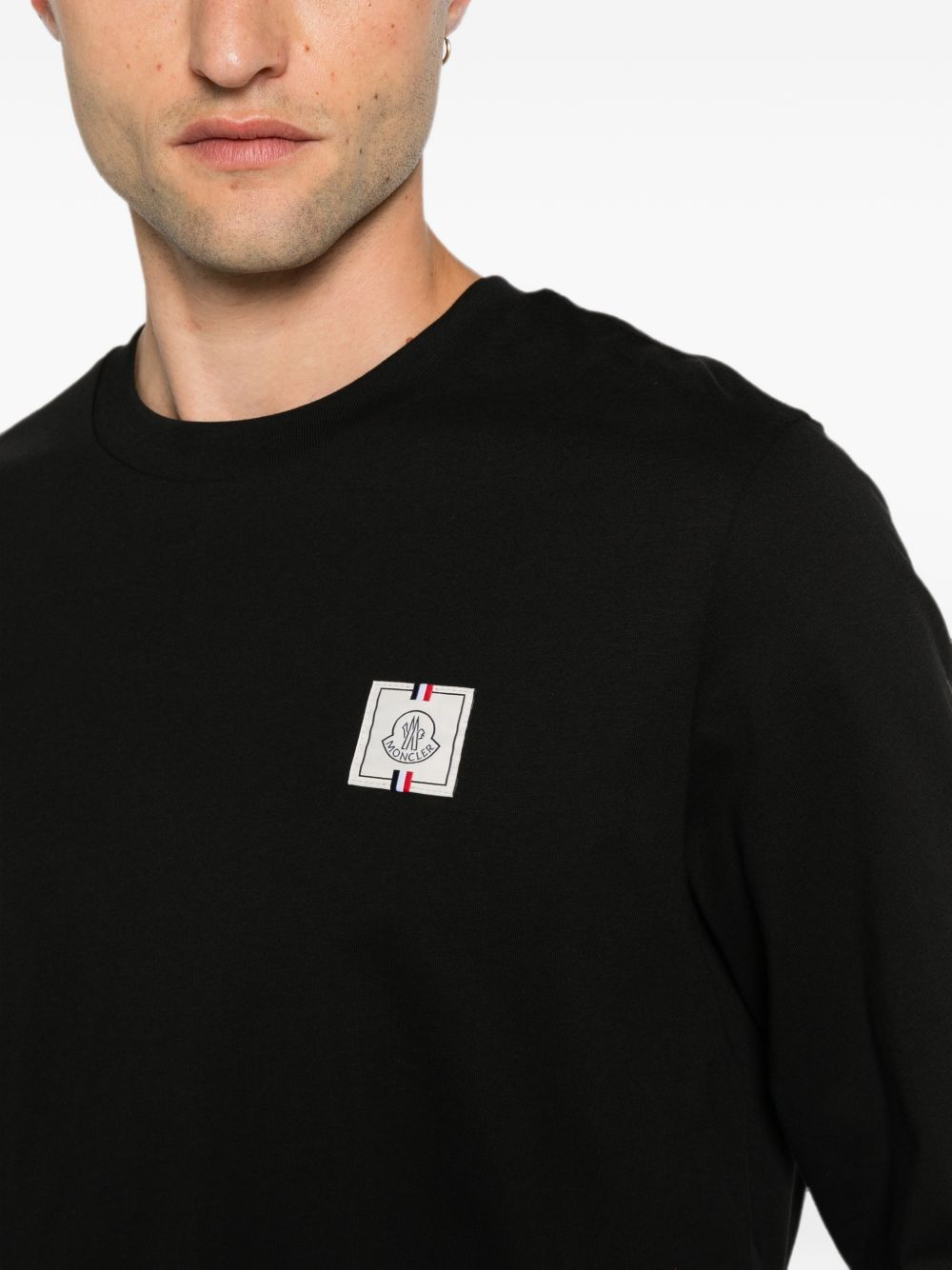 MONCLER Felpa nera in cotone con patch logo sul petto 