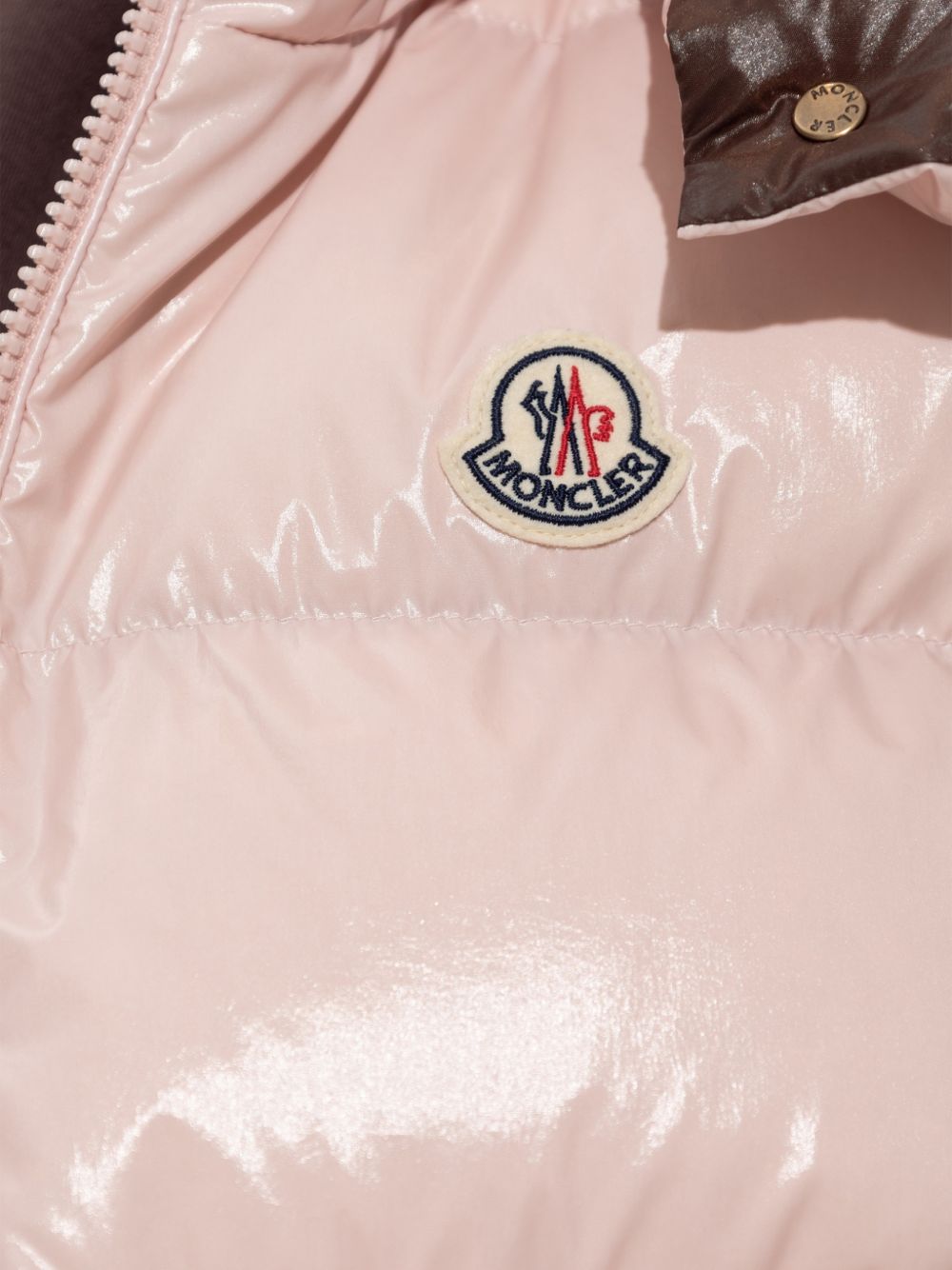 MONCLER Gilet imbottito rosa con cappuccio e tasche laterali 